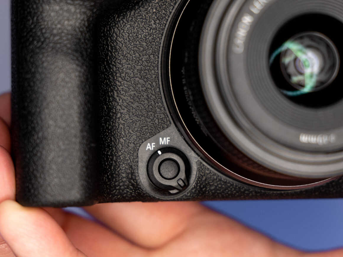 Canon EOS R10 İncelemesi 15 Canon EOS R10 AF MF switch