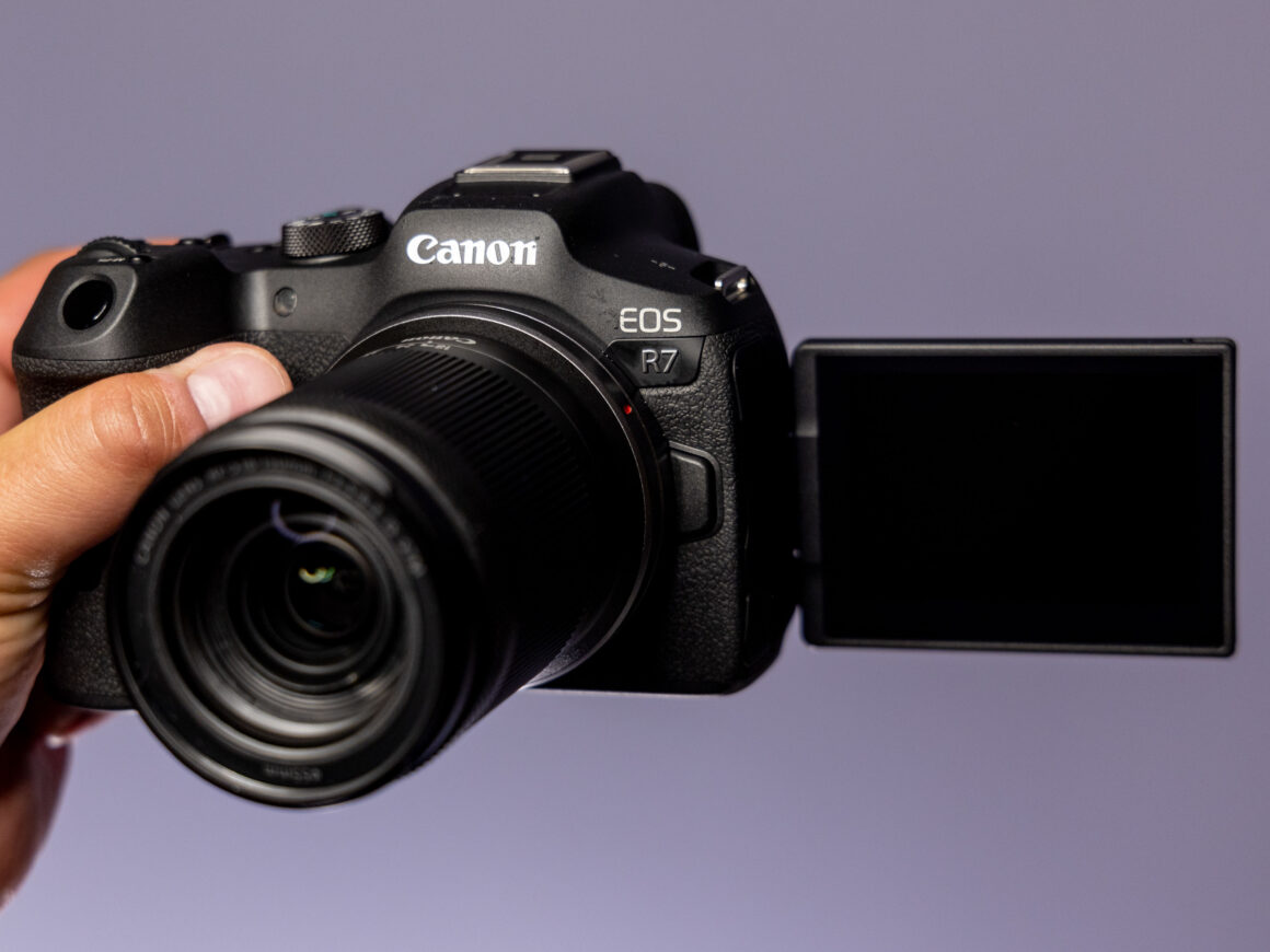 Canon EOS R7 articulated screen