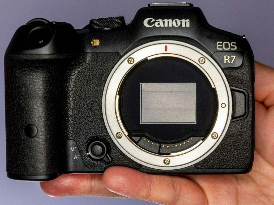 Canon EOS R7 shutter closed