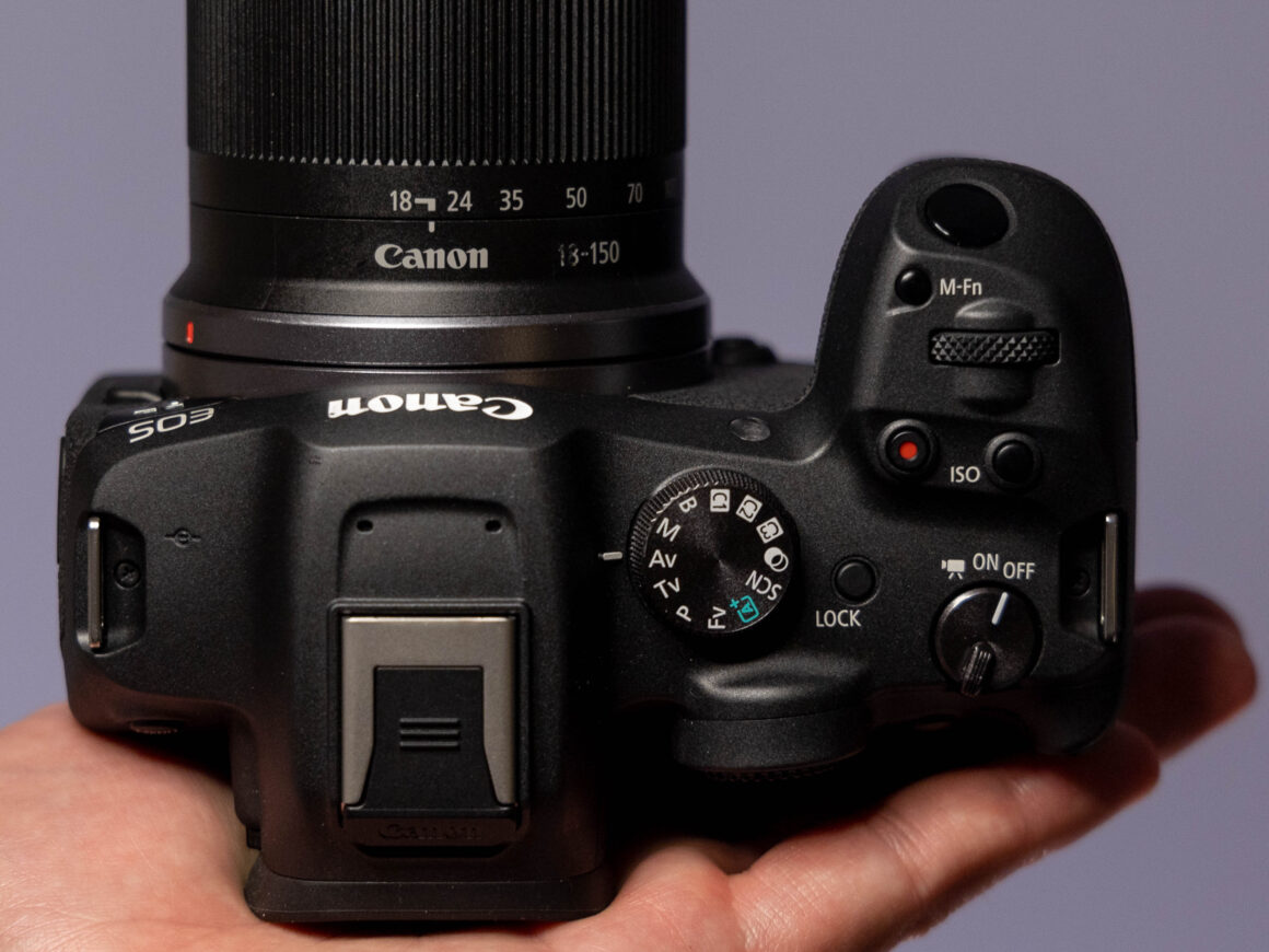 Canon EOS R7 İncelemesi 12 Canon EOS R7 top down