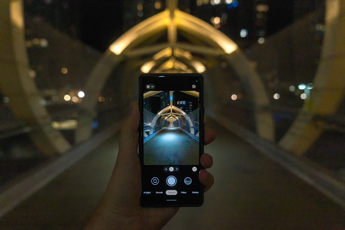 Google Pixel 6a İncelemesi 13 Google Pixel 6a phone night