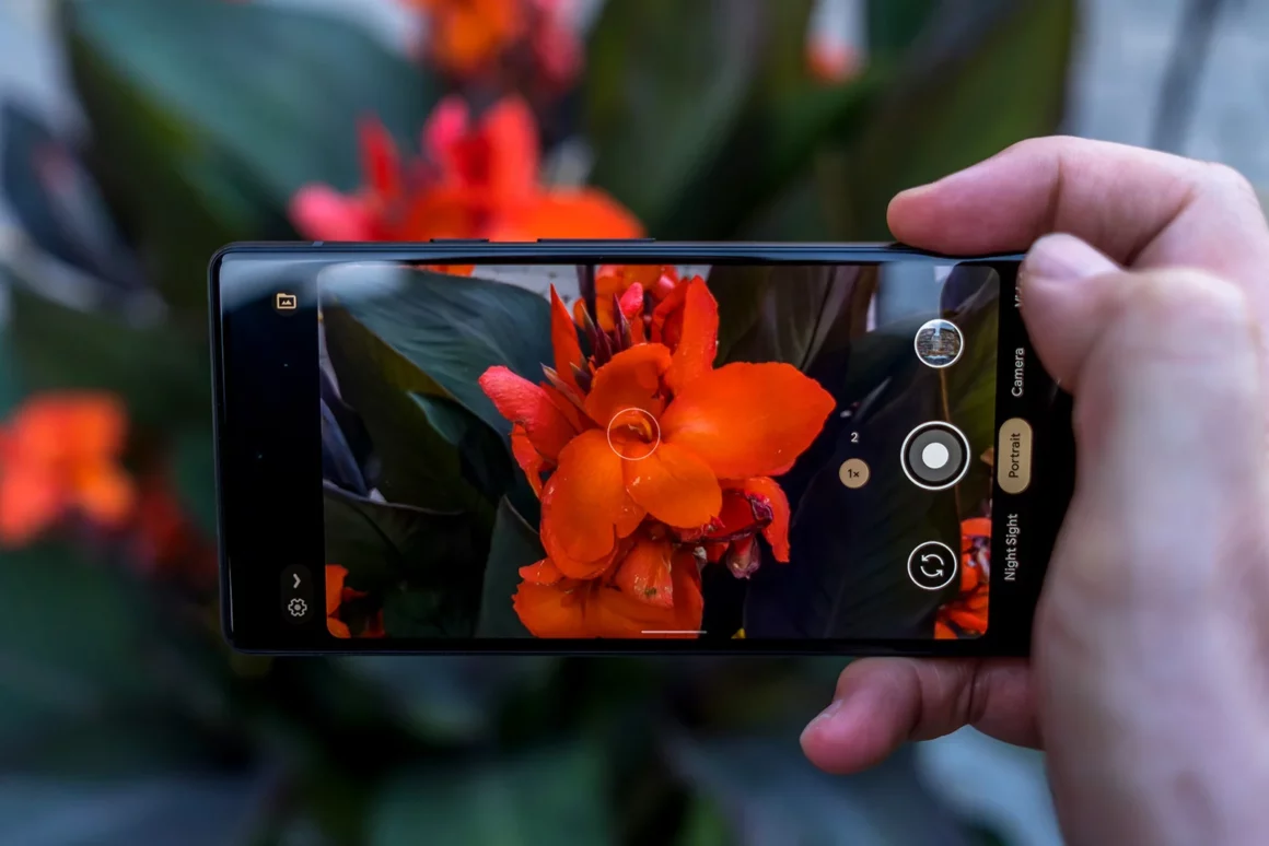 Google Pixel 6a İncelemesi 4 Google Pixel 6a phone shooting portrait