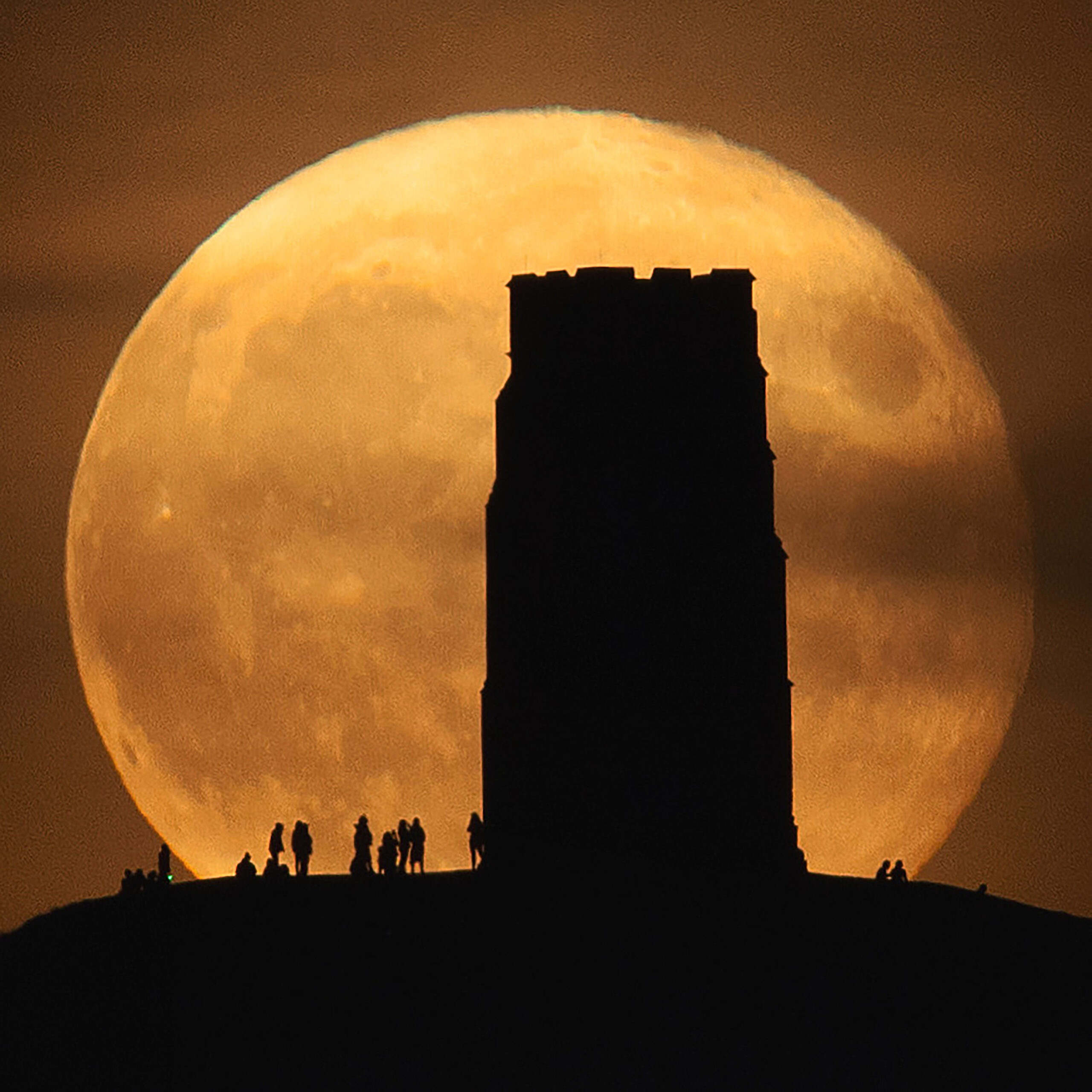 2022 Yılının Astronomi Fotoğrafçısından En İyi Fotoğraflar 18 PS 199670 11 Equinox Moon and Glastonbury Tor 1 scaled