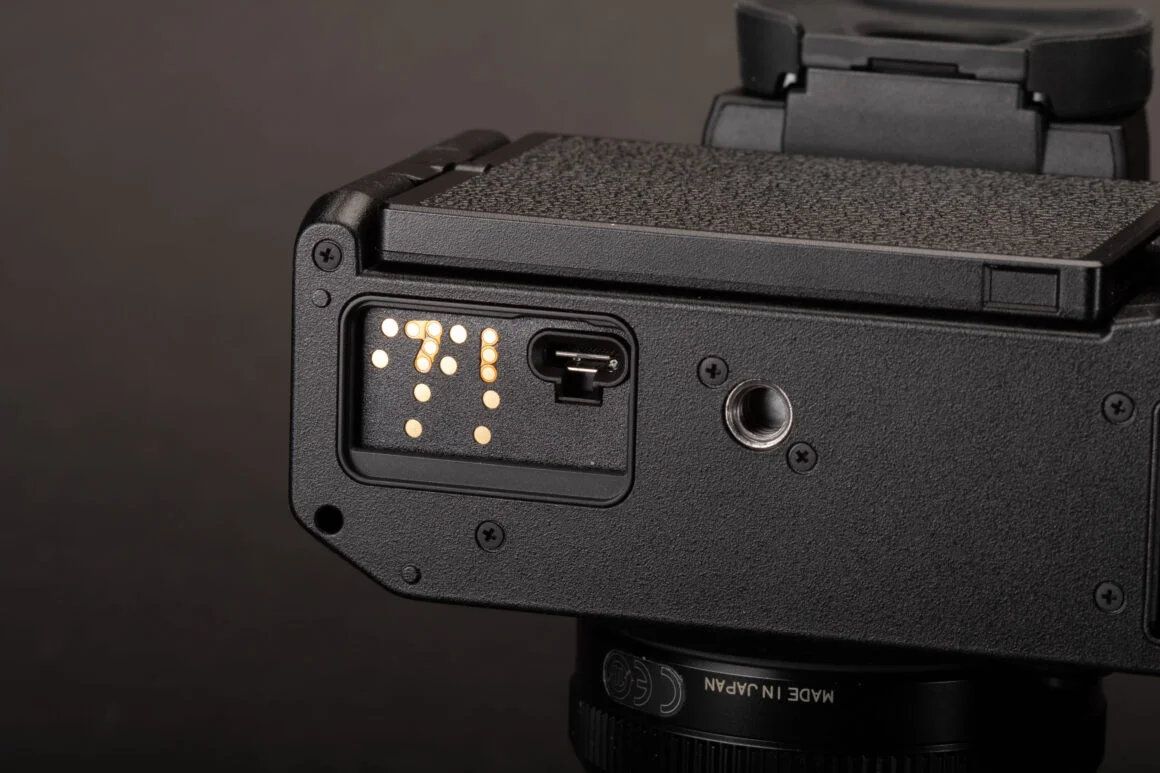 İncleme: Fujifilm X-H2S 14 Fujifilm X H2S grip connector port