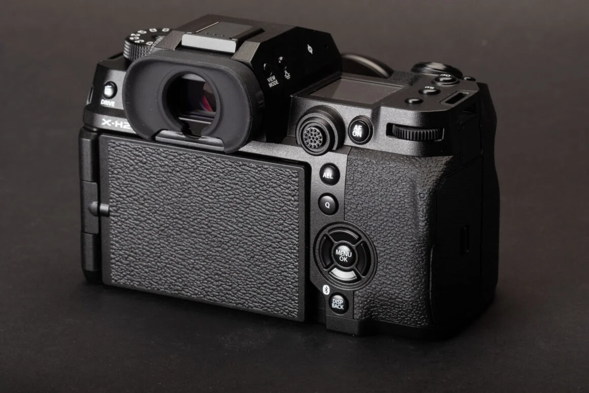 İncleme: Fujifilm X-H2S 15 Fujifilm X H2S rear 3qtr