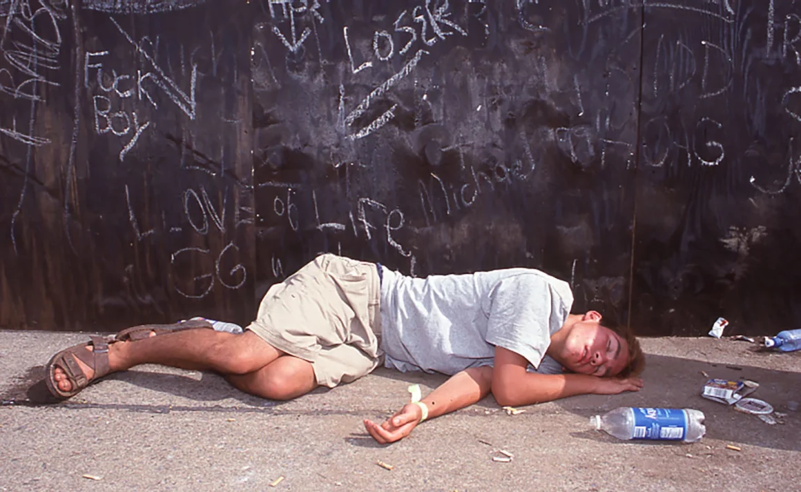 'Kötü Şeylerin Olduğunu Biliyordum' : Fotoğrafçı Anlatıyor Woodstock '99 12 Woodstock99026sanalsergi