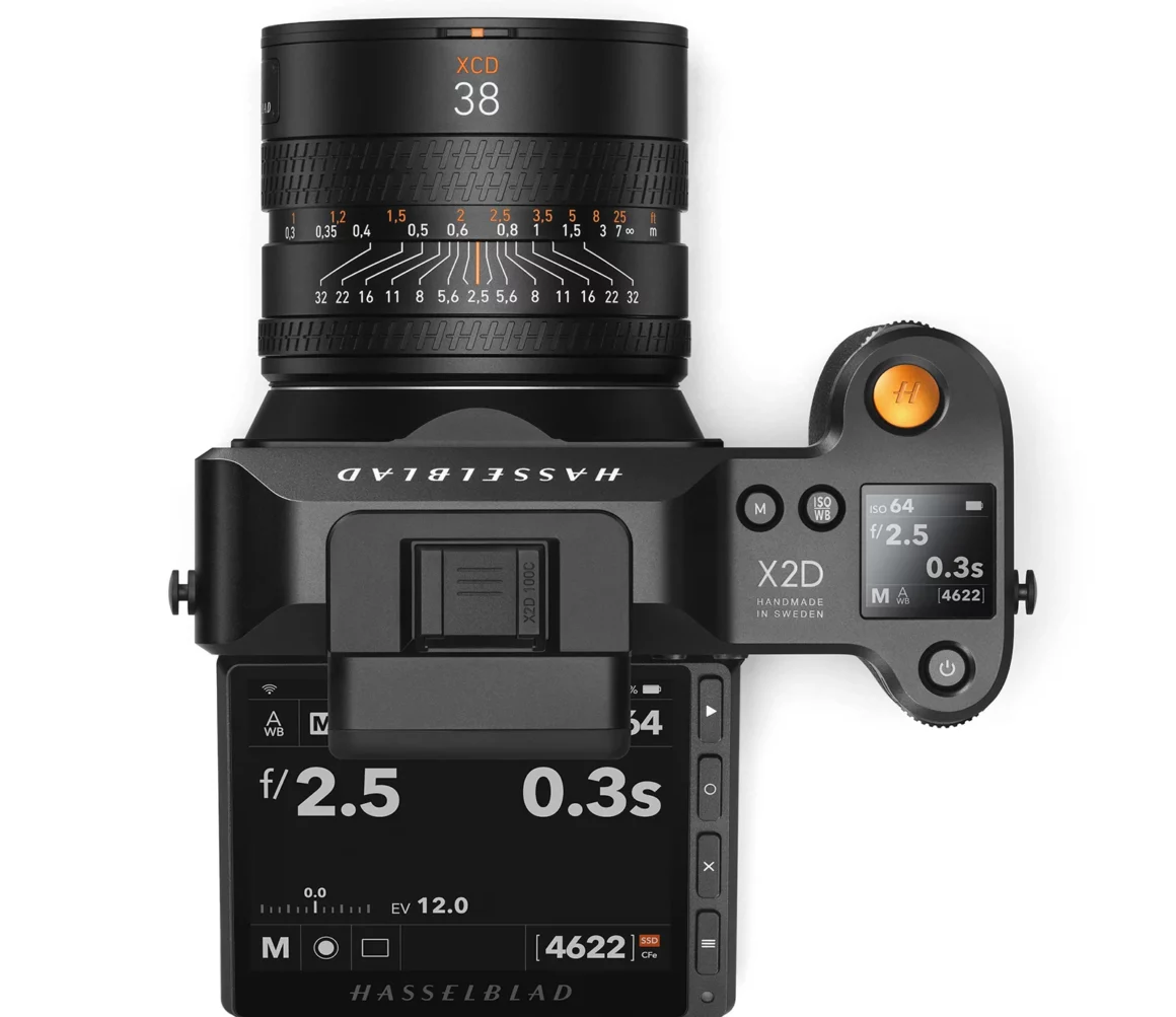 Hasselblad X2D 100C : IBIS ve Hybrid AF özellikli 100 MP Kamera 4 X2D 100C with XCD 38V Top View with tilt feature and User Interface