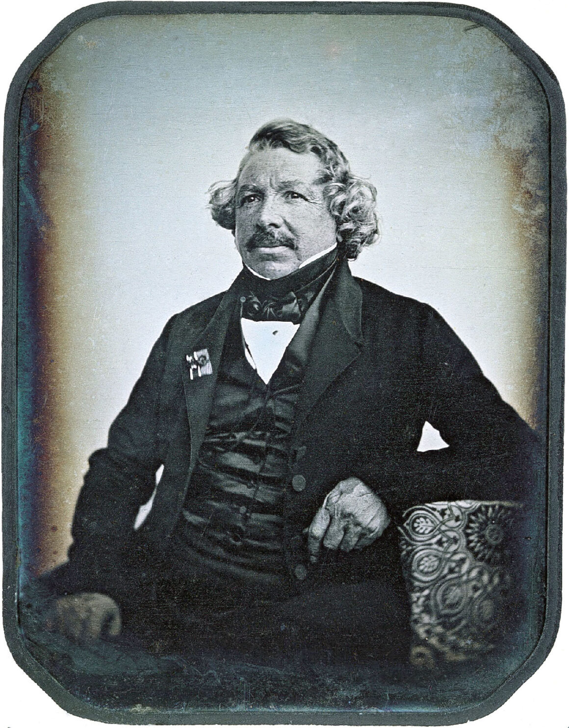 Kamera ne zaman icat edildi? 10 a daguerreotype of Louis Daguerre