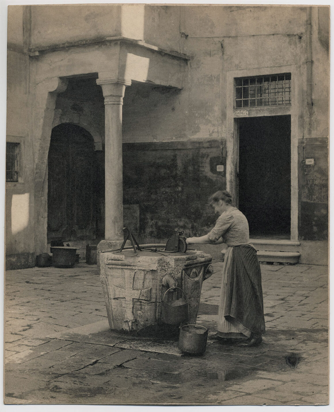 Fotoğrafçı Emlak Satışında Çok Nadir Stieglitz Baskıları Buldu 5 5 Steiglitz hidden print A Venetian Courtyard