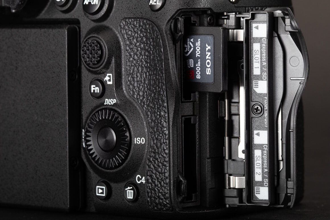 Sony a7R V İlk İncelemesi 9 Sony a7RV card slots