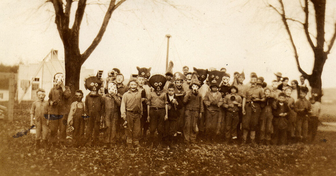 Ürkütücü Vintage Cadılar Bayramı Kostümlerinin Asırlık Fotoğrafları 4 Urkutucu Vintage Cadilar Bayrami Kostumlerinin Asirlik Fotograflari 003