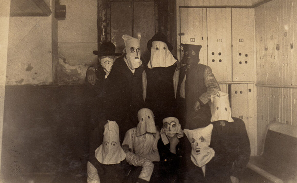 Ürkütücü Vintage Cadılar Bayramı Kostümlerinin Asırlık Fotoğrafları 7 Urkutucu Vintage Cadilar Bayrami Kostumlerinin Asirlik Fotograflari 006