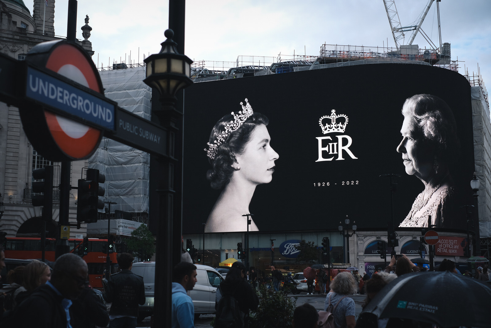 Kraliçe II. Elizabeth: Yaşam ve Ölümde Dünyanın En Çok Fotoğraflanan Kadınını Yakalamak 1 queen most photographed woman 1