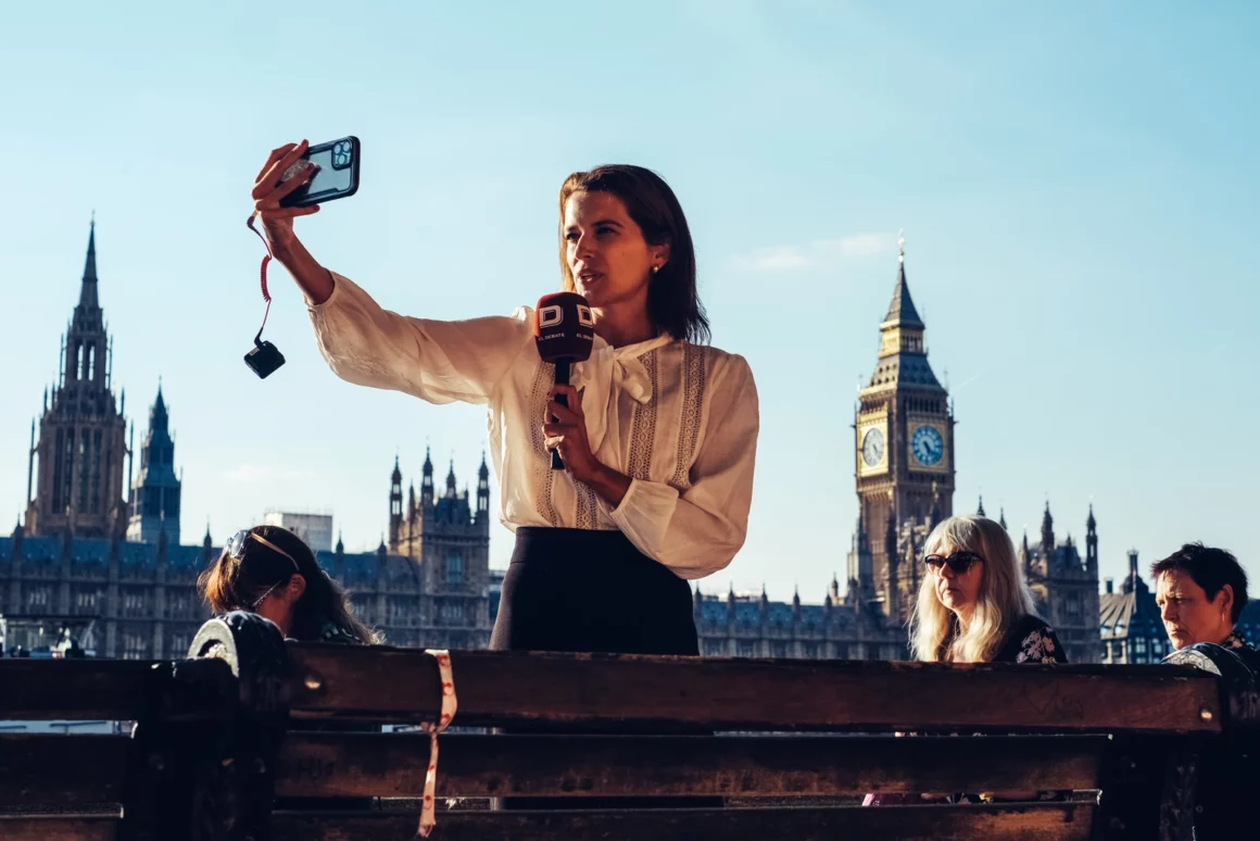 Kraliçe II. Elizabeth: Yaşam ve Ölümde Dünyanın En Çok Fotoğraflanan Kadınını Yakalamak 3 queen most photographed woman 7