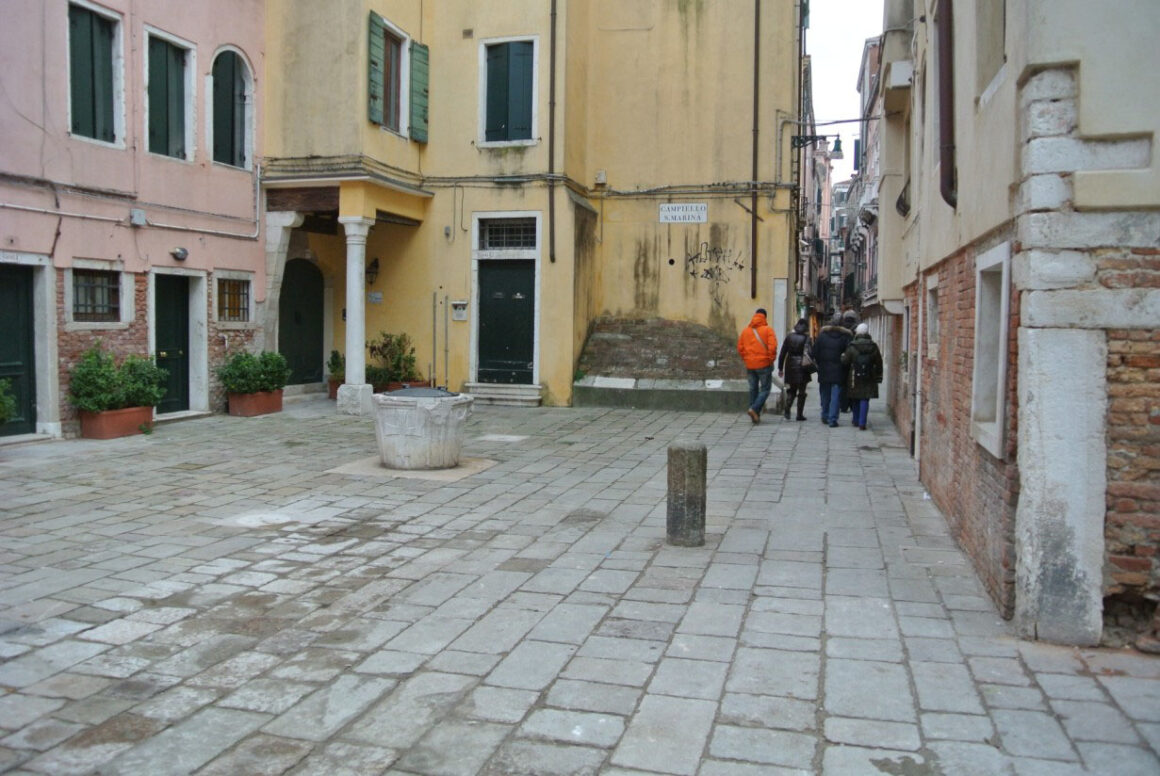 Fotoğrafçı Emlak Satışında Çok Nadir Stieglitz Baskıları Buldu 14 venetian well