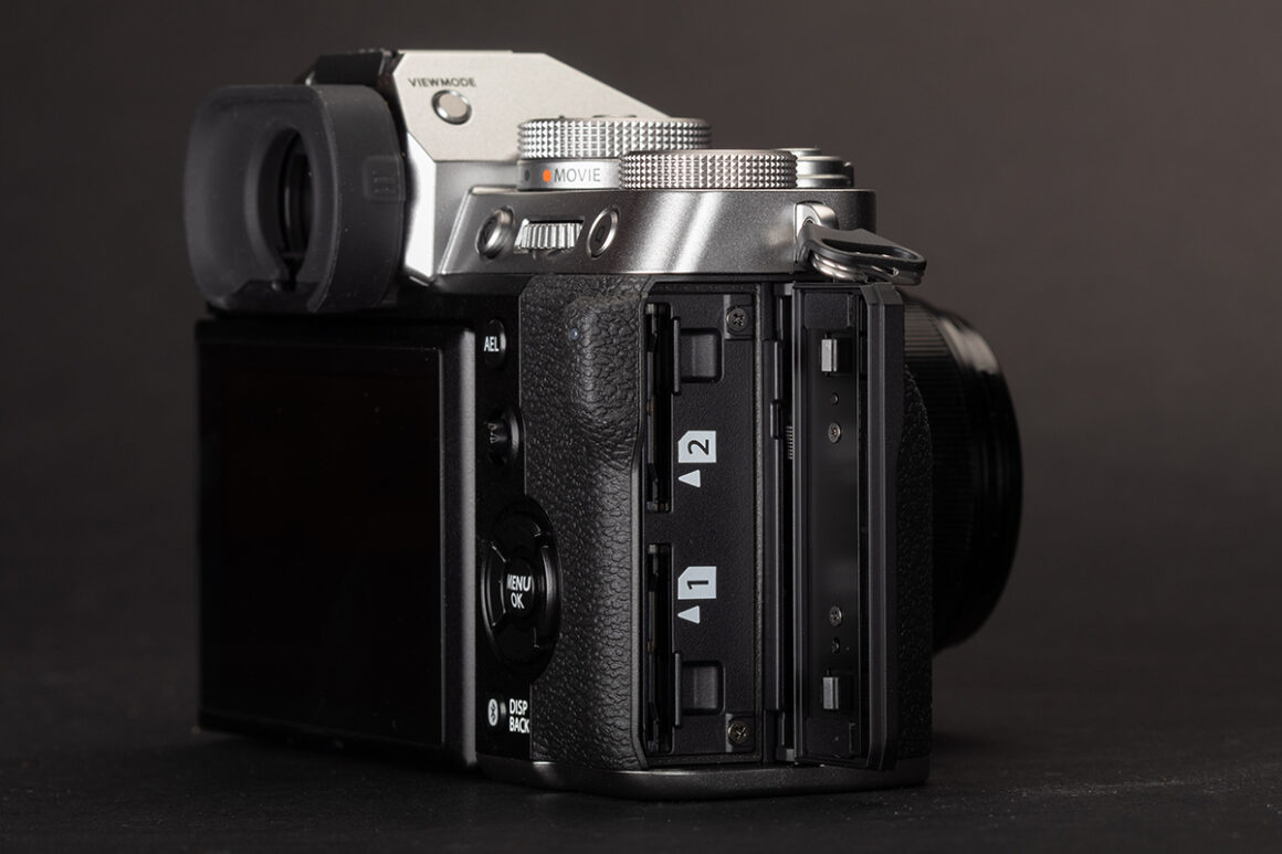 Fujifilm X-T5 ilk incelemesi 3 Fujifilm X T5 SD card slots