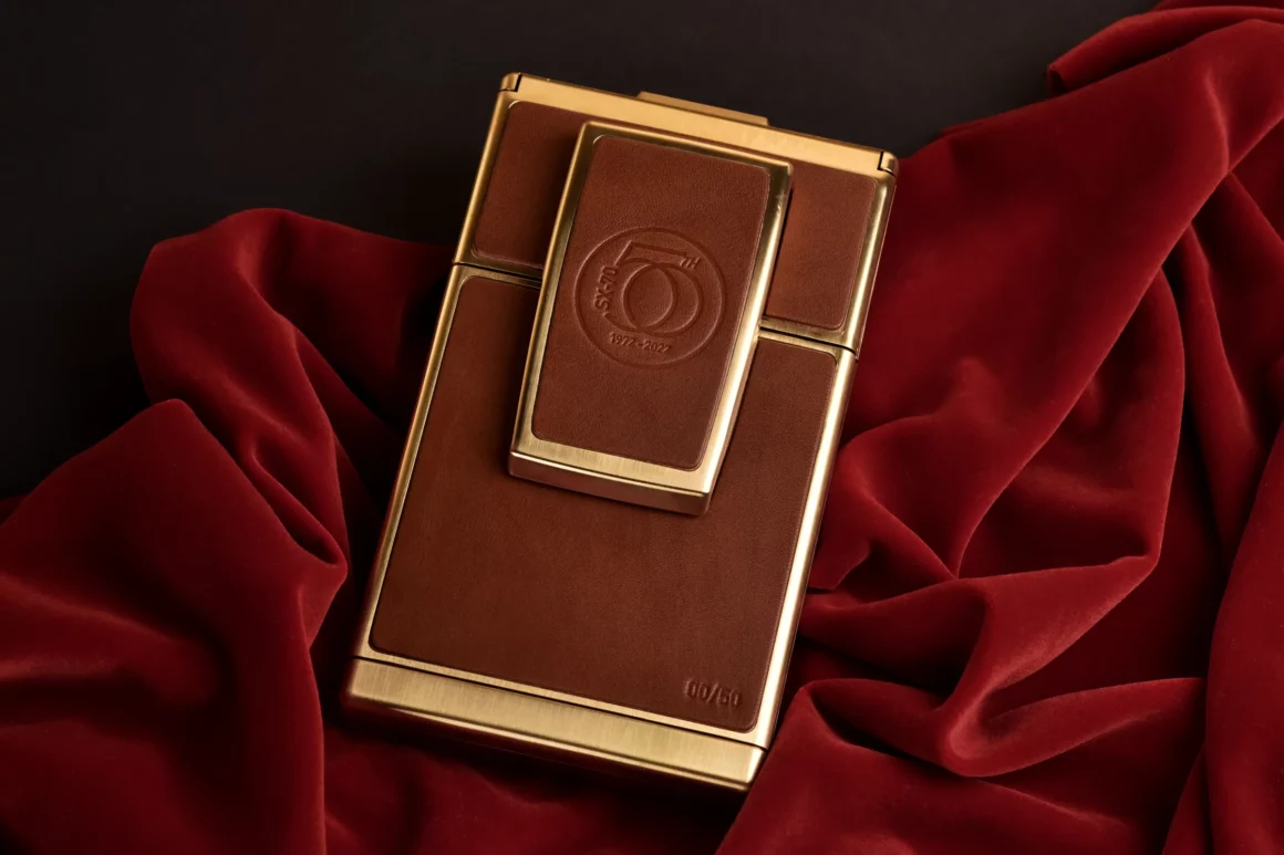 Tam İşlevli 24K Altın Polaroid 50 Yıllık SX-70 Formatını Onurlandırıyor 6 Polaroid50thAnniversaryEdition LogoEmbossedLeather