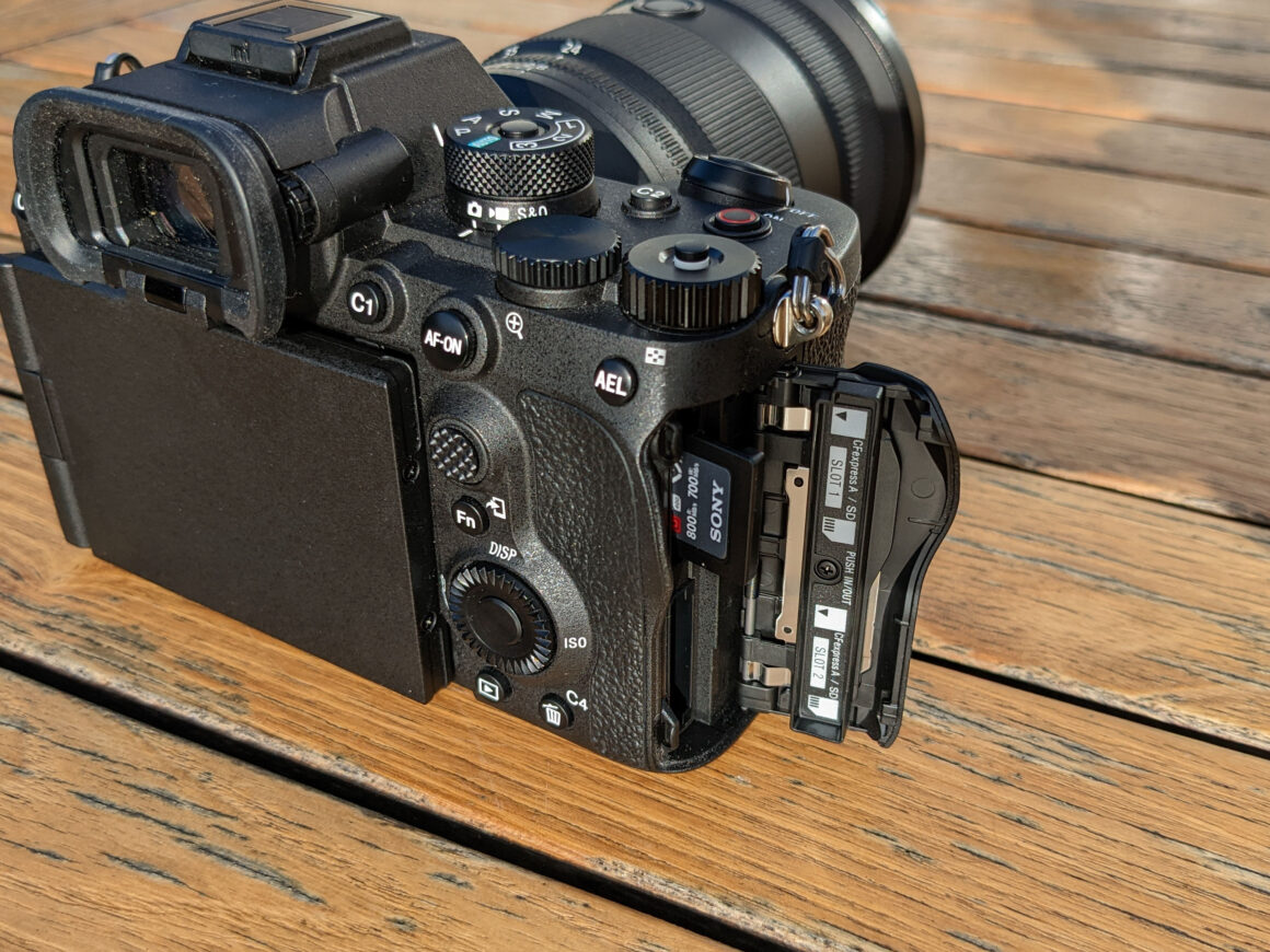 Sony a7R V slots