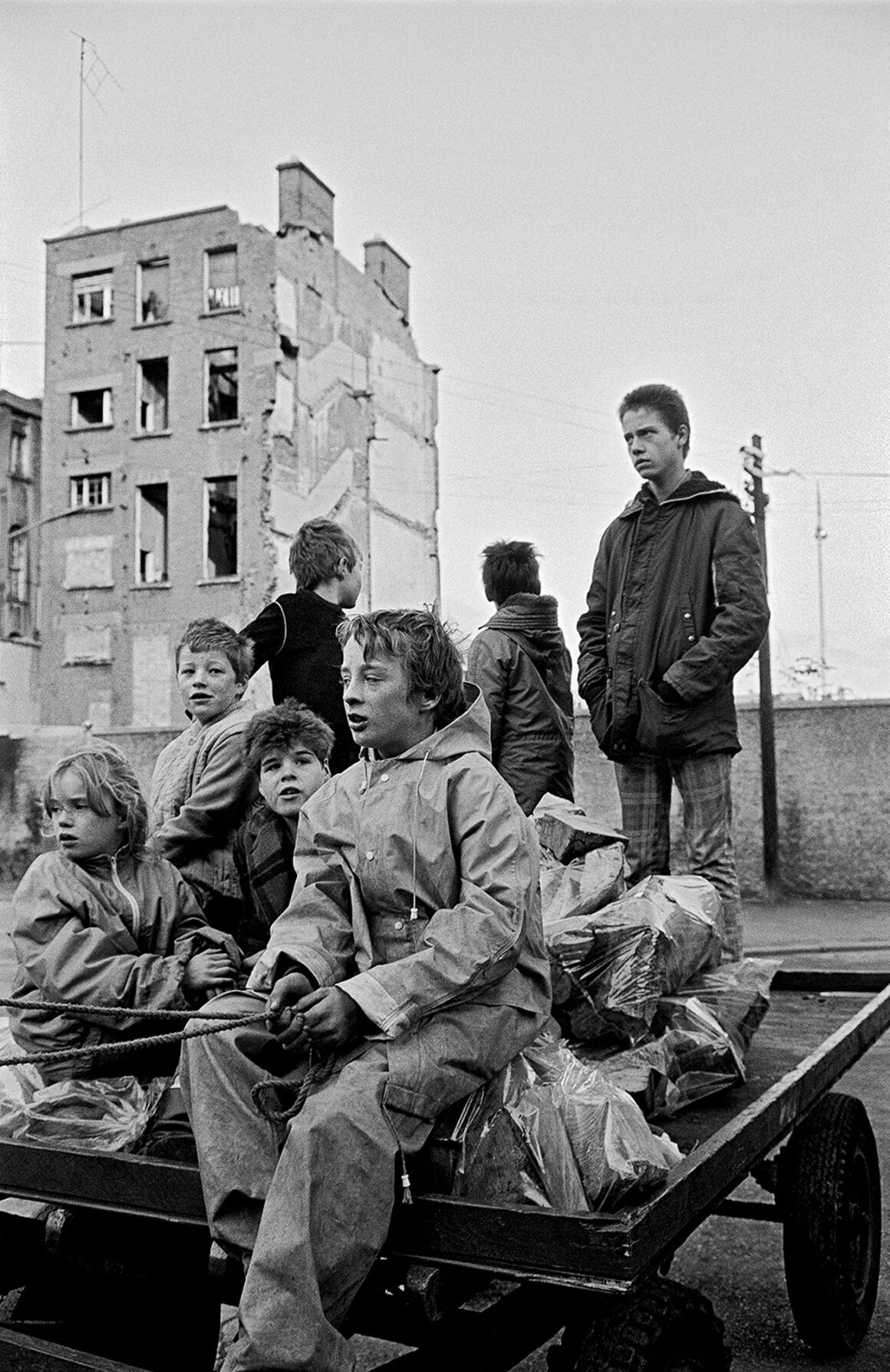 İrlandalı Bir Sokak Fotoğrafçısının İnanılmaz Hayatının Eseri 7 Delivering fuel North Inner City Dublin 1987