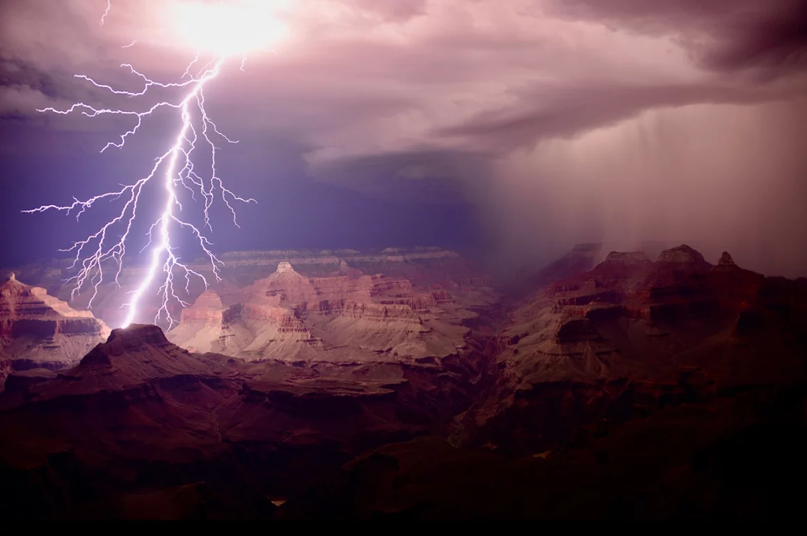 2022 Yılın Doğa Fotoğrafçısı ödülü 6 NPOTY Photo Contest 2022 Lightning up the Grand Canyon Raul Mostoslavsky Highly Commended C5 Landscape