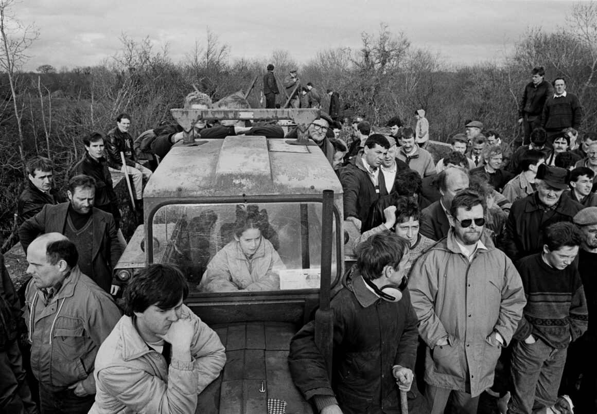 İrlandalı Bir Sokak Fotoğrafçısının İnanılmaz Hayatının Eseri 5 Reopening of border crossing on the Leitrim Fermanagh border 1993