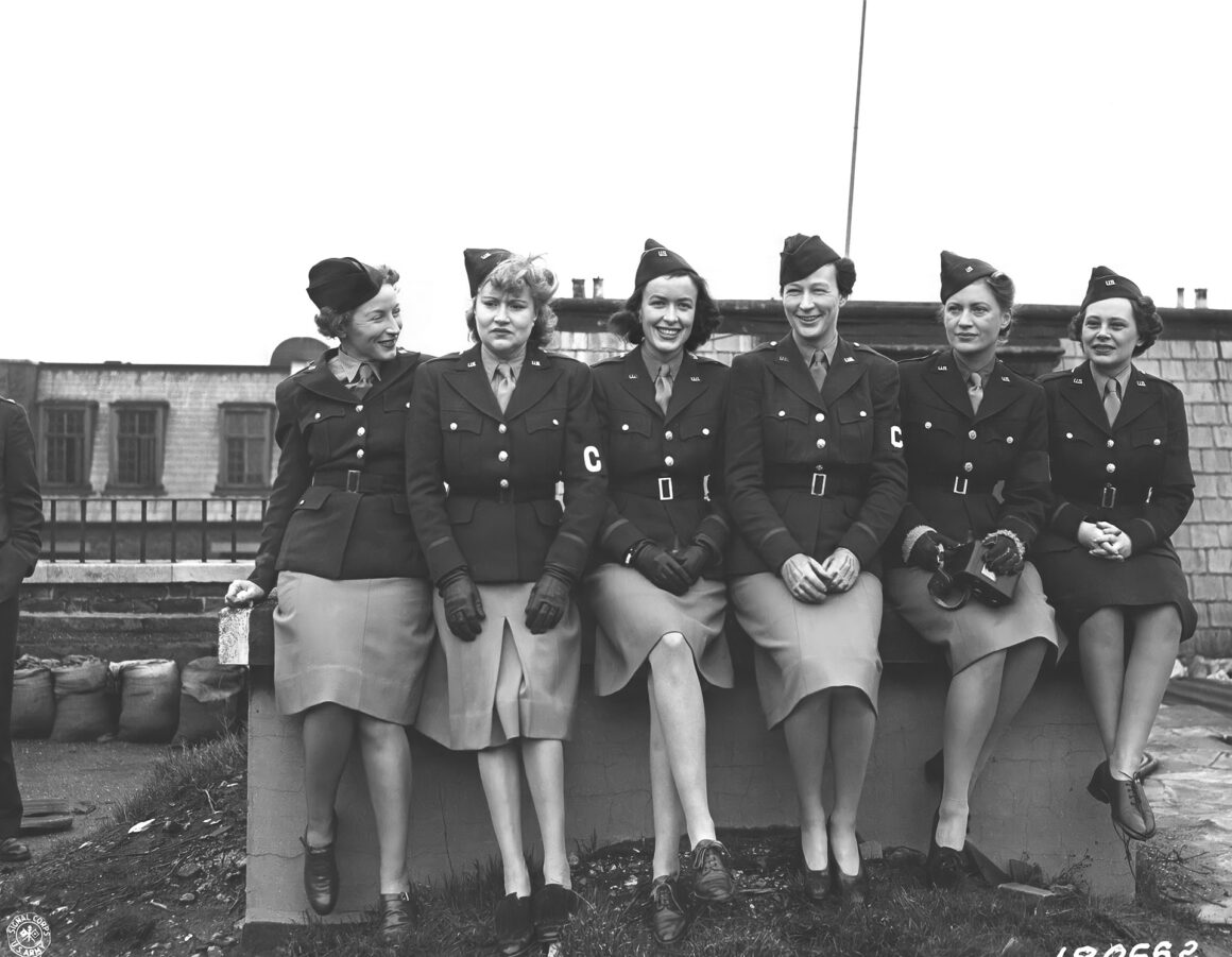 lee miller with other us army correspondents 1943