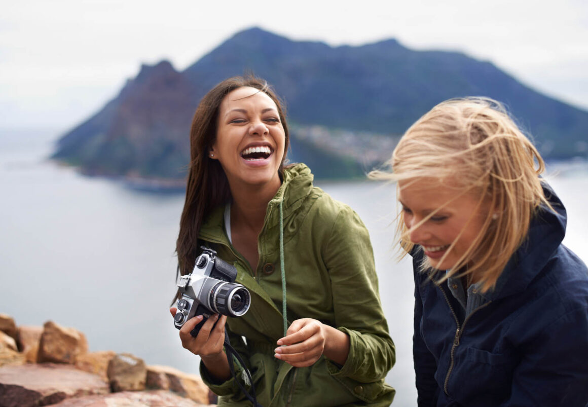 Fotoğraflar İçin Gülümseme: Mükemmel Portreler İçin 8 İpucu 3 photographer laughing with woman