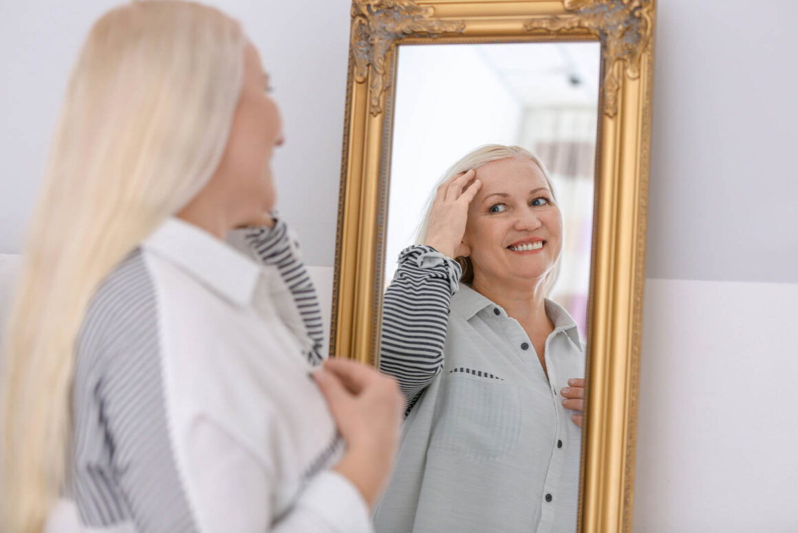 Fotoğraflar İçin Gülümseme: Mükemmel Portreler İçin 8 İpucu 10 practice smiling mirror