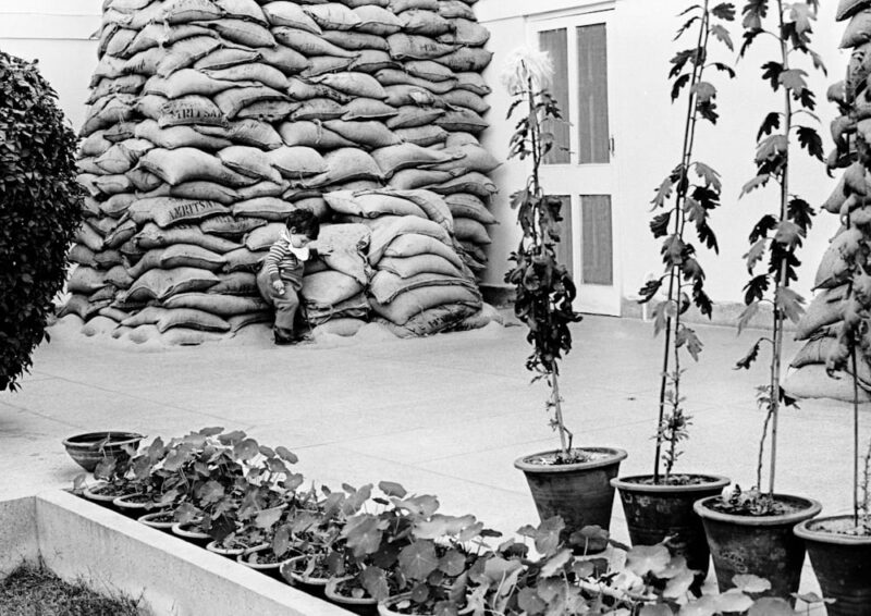 © Marilyn Stafford Indira Gandhi s grandson Rahul Gandhi playing with sandbags which were used to fortify her home during the Indo Pakistani War 1972 low res 8