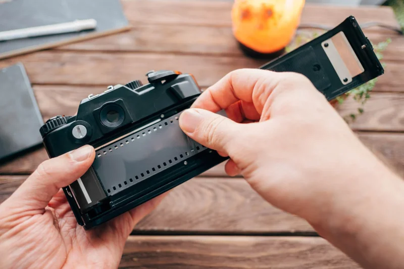 Film Fotoğrafçılığı: Eksiksiz Bir Kılavuz 3 35mm film loading into camera