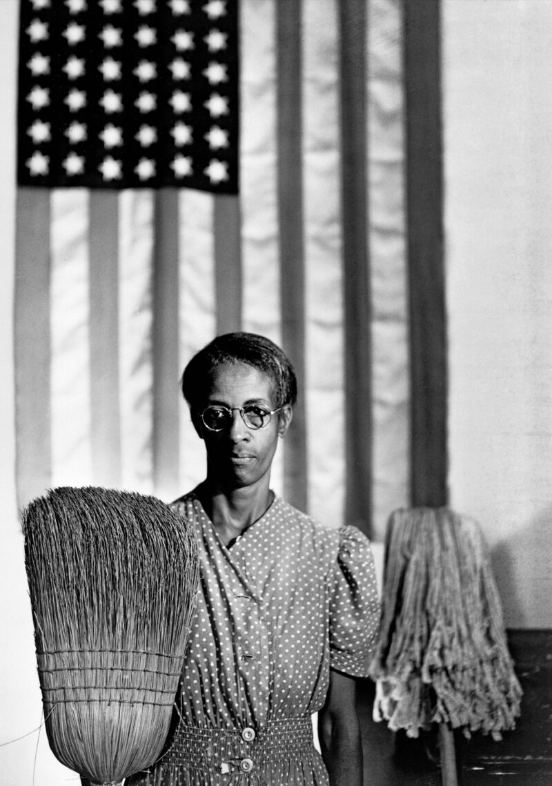 Fotoğraf Çalışmanıza Nasıl Başlık Verirsiniz? 3 American Gothic by photographer Gordon Parks