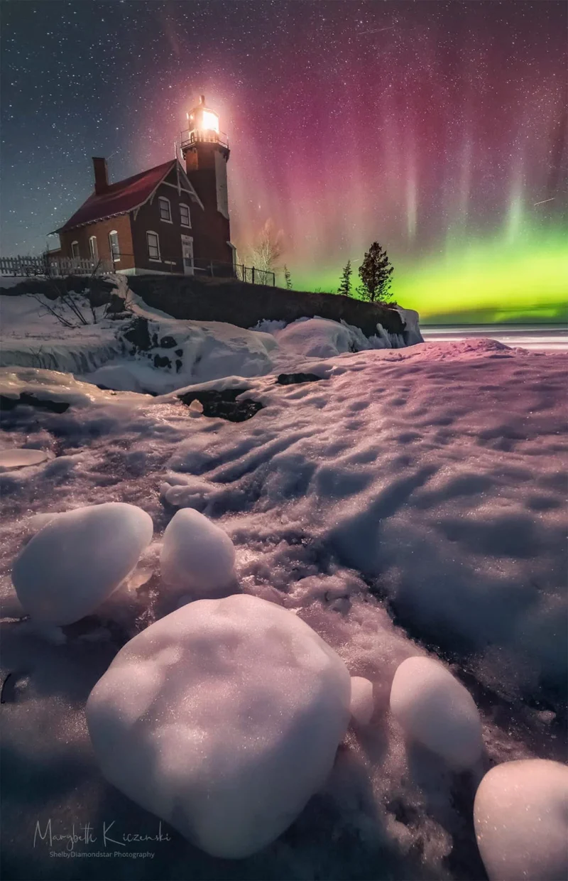 2022'nin En İyi Aurora Fotoğraflarından 25'i 8 Aurora Lighthouse by MaryBeth Kiczenski