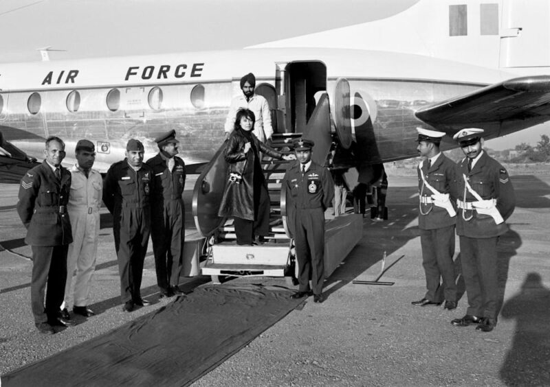 Marilyn Stafford boarding Indian Air Force flight to Kashmir with Indira Gandhi. Photographer unknown low res 3