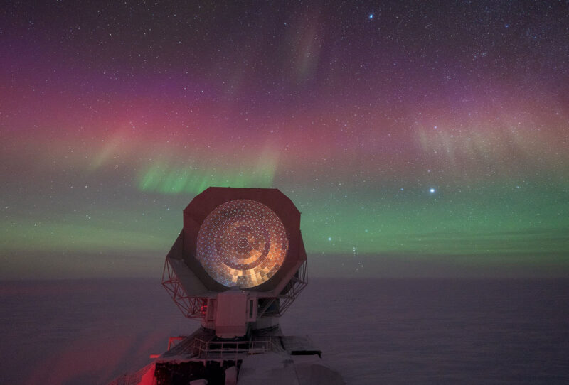 2022'nin En İyi Aurora Fotoğraflarından 25'i 14 Rainbow auroras above the South Pole by aman chokshi