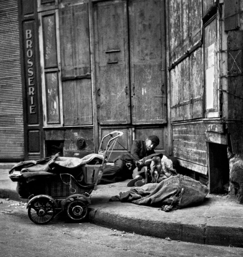 Street sleepers Boulogne Billancourt c1950. © Marilyn Stafford