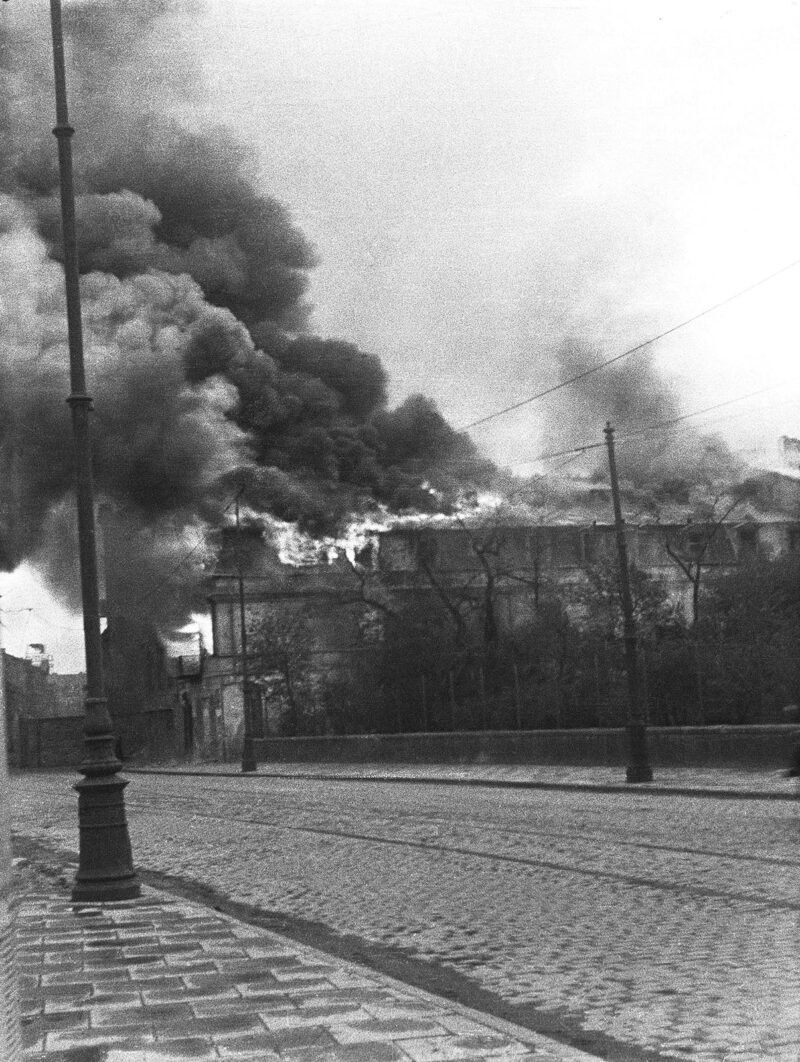 Varşova Gettosu Ayaklanmasının Nadir Fotoğraflarını İçeren Negatifler Bulundu
