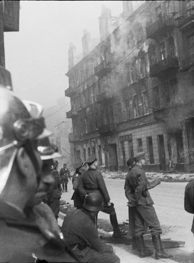 Varşova Gettosu Ayaklanmasının Nadir Fotoğraflarını İçeren Negatifler Bulundu 3 Varşova Gettosu