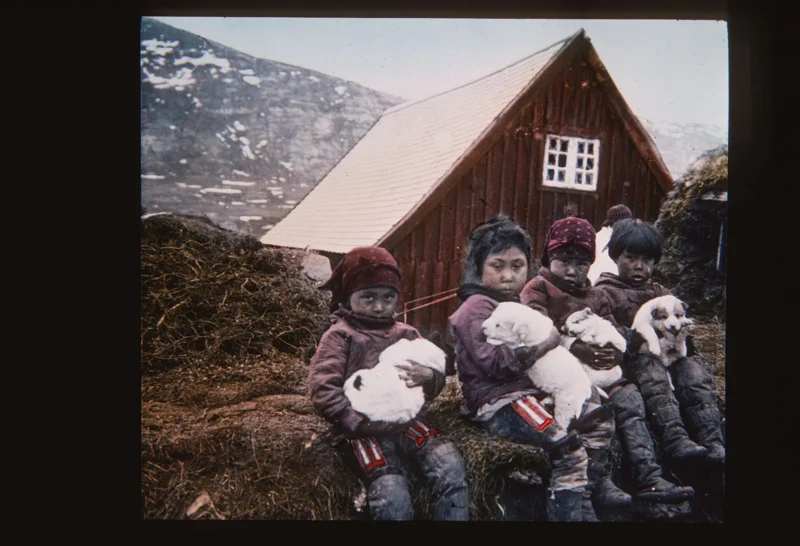 Autochrome'da Arctic Dreams: Greenland 1912 Keşif Gezisinden Fotoğraflar 6 children with puppies