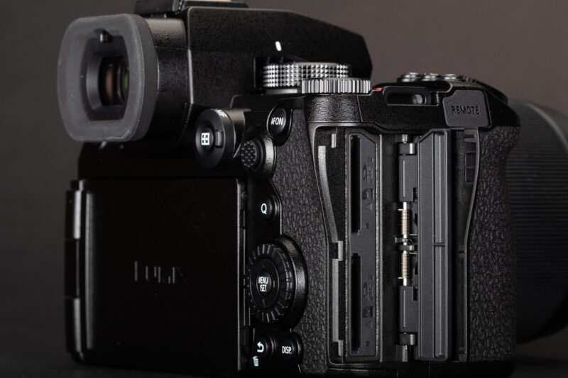 Panasonic Lumix DC-S5 II / DC-S5 IIX ilk incelemesi 8 panasonic lumix dc s5II card slots