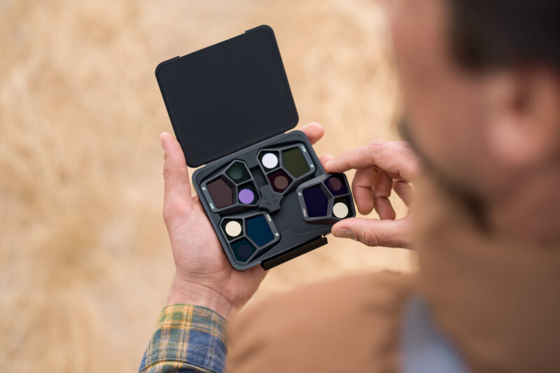DJI, üç kameralı ilk drone olan Mavic 3 Pro'yu duyurdu 4 ND filters lifestyle