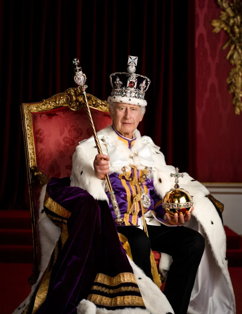 Kral III. Charles'ın Taç Giyme Töreninin Resmi Portreleri