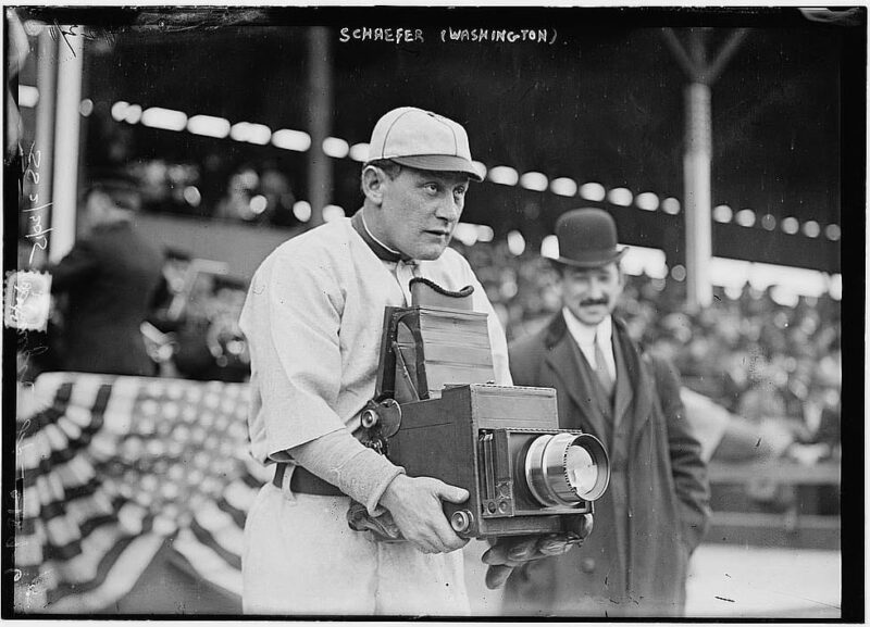 Basın Kamerasının Yükselişi ve Düşüşü 8 holding press graflex