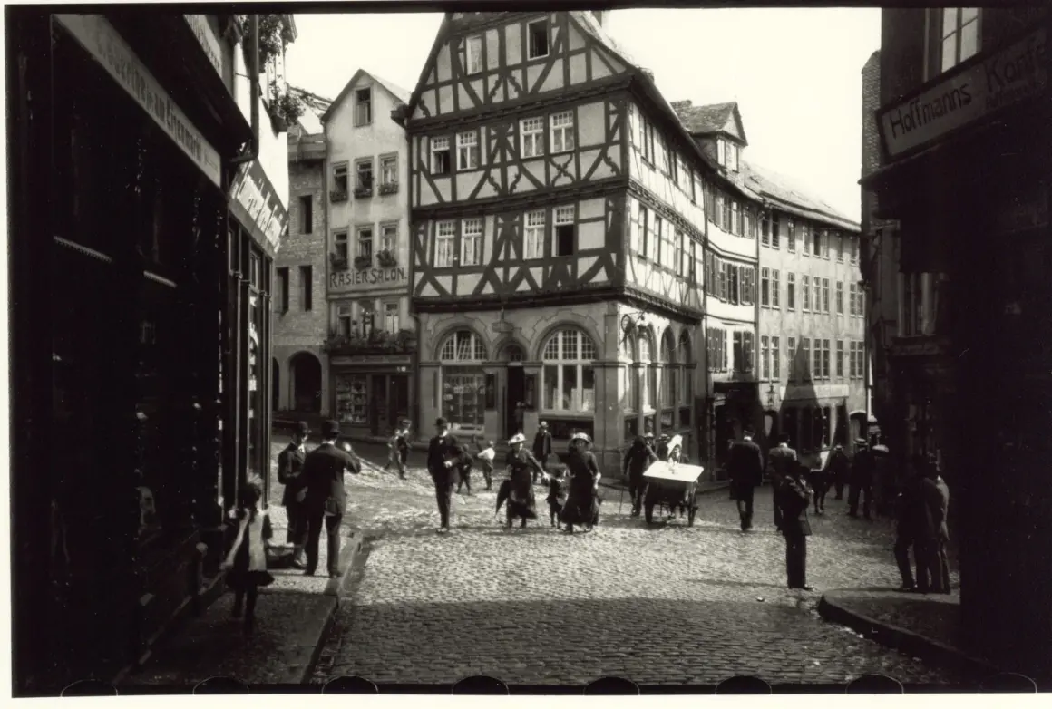 Fotoğrafçılığı Sonsuza Kadar Değiştiren Fotoğraf Makineleri 11 1914 Oskar Barnack Wetzlar Eisenmarkt