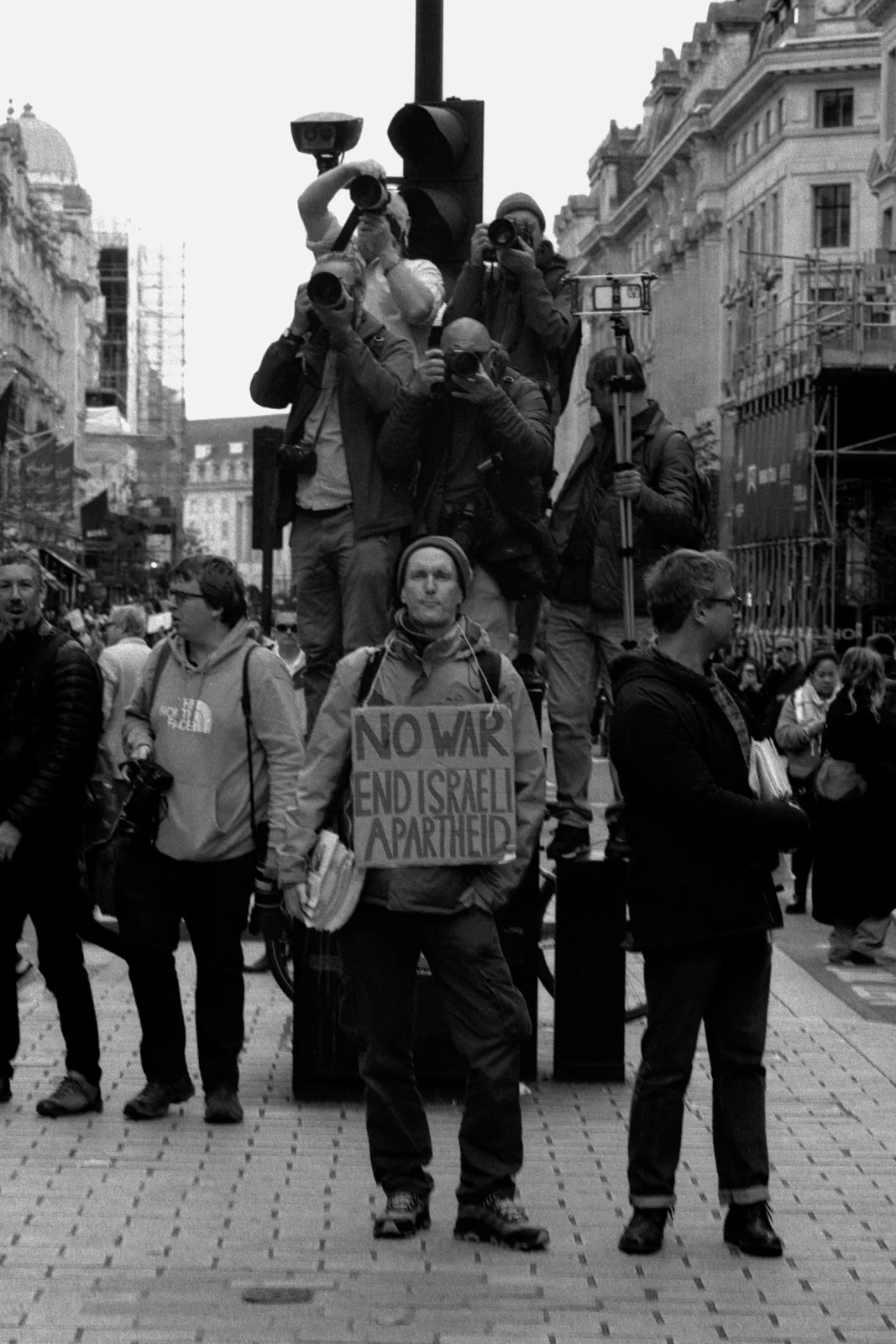 Dış Çatışmaya Karşı Yerel Bir Protestoyu Fotoğraflamak 10 Dis Catismaya Karsi Yerel Bir Protestonun Fotografini Cekmek 009