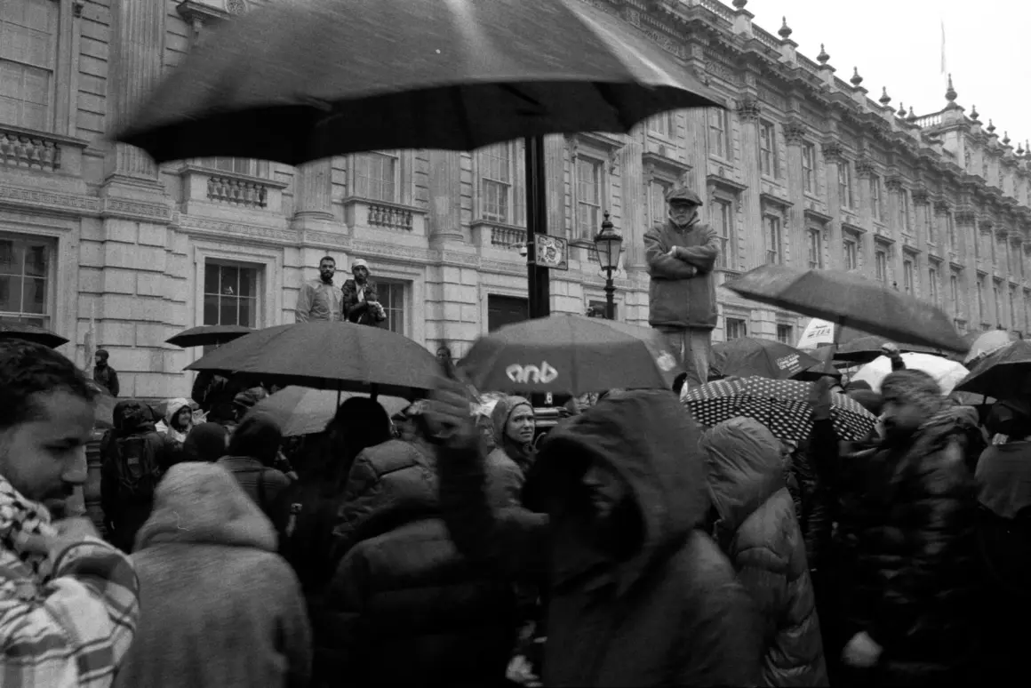 Dış Çatışmaya Karşı Yerel Bir Protestoyu Fotoğraflamak 11 Dis Catismaya Karsi Yerel Bir Protestonun Fotografini Cekmek 010
