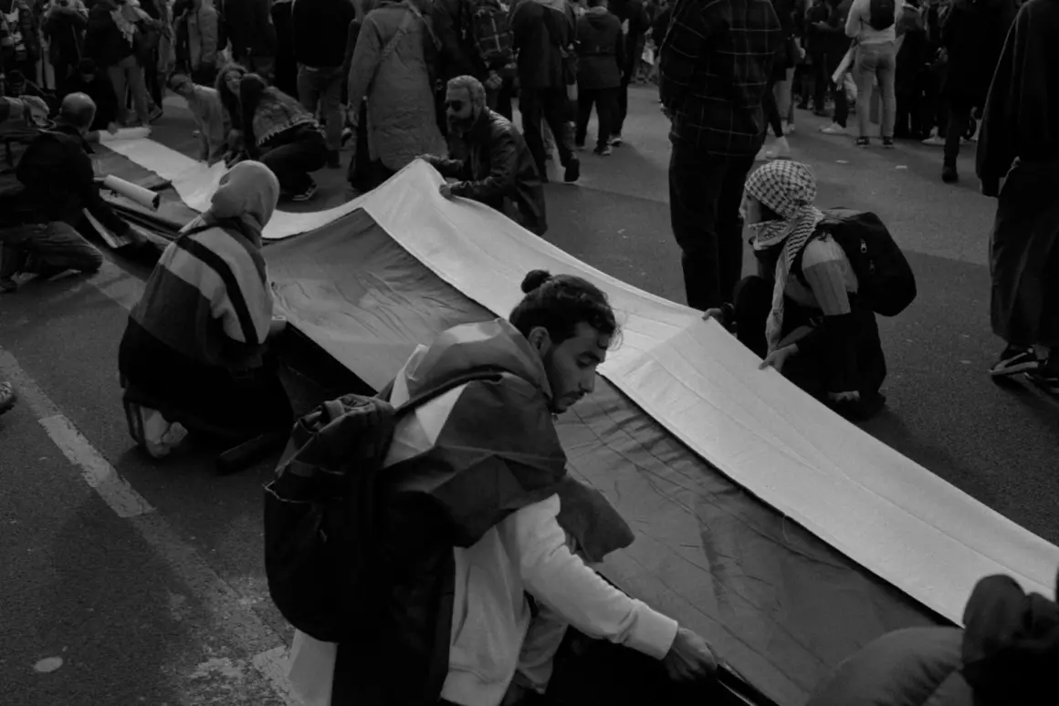 Dış Çatışmaya Karşı Yerel Bir Protestoyu Fotoğraflamak 13 Dis Catismaya Karsi Yerel Bir Protestonun Fotografini Cekmek 012
