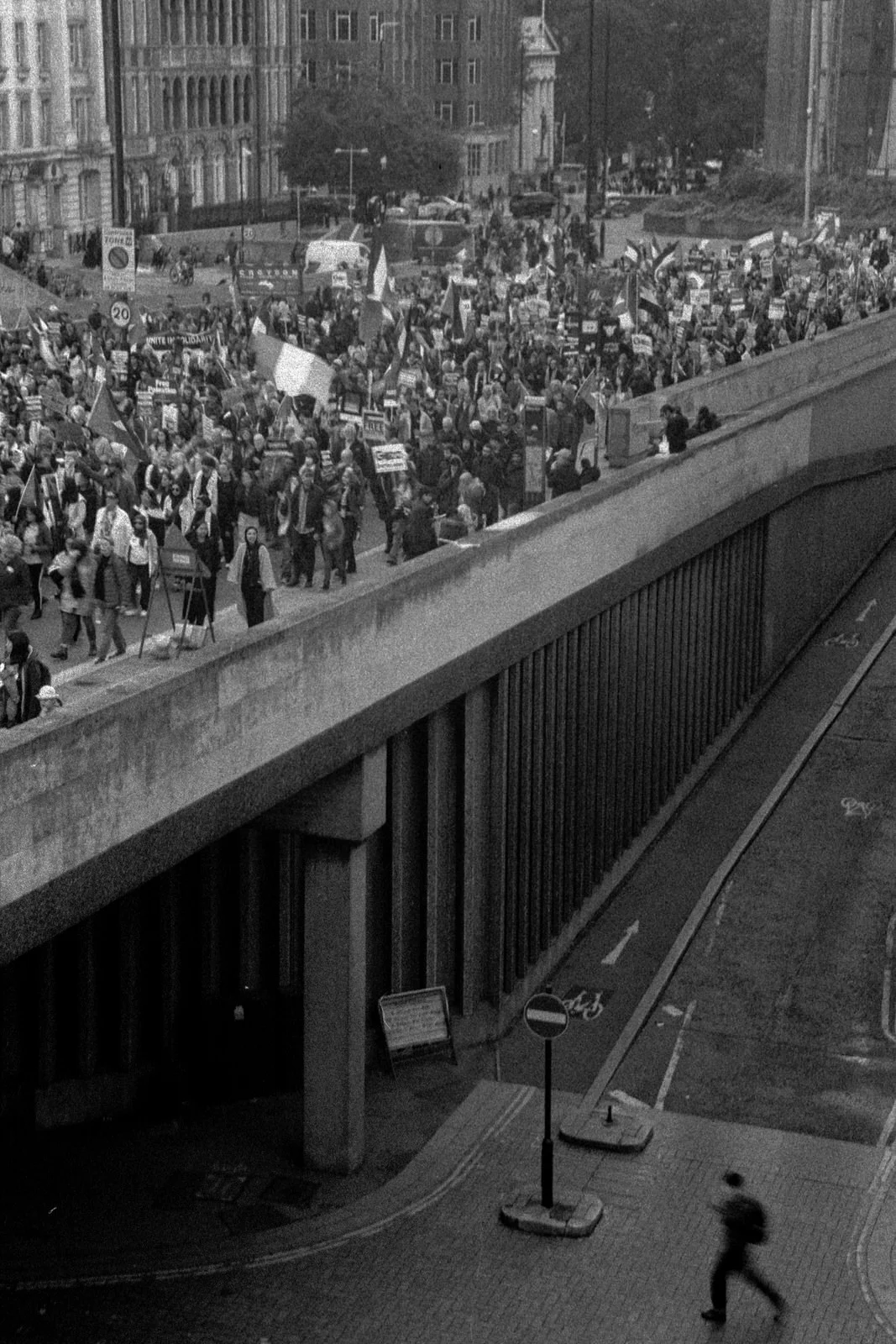Dış Çatışmaya Karşı Yerel Bir Protestoyu Fotoğraflamak 14 Dis Catismaya Karsi Yerel Bir Protestonun Fotografini Cekmek 013