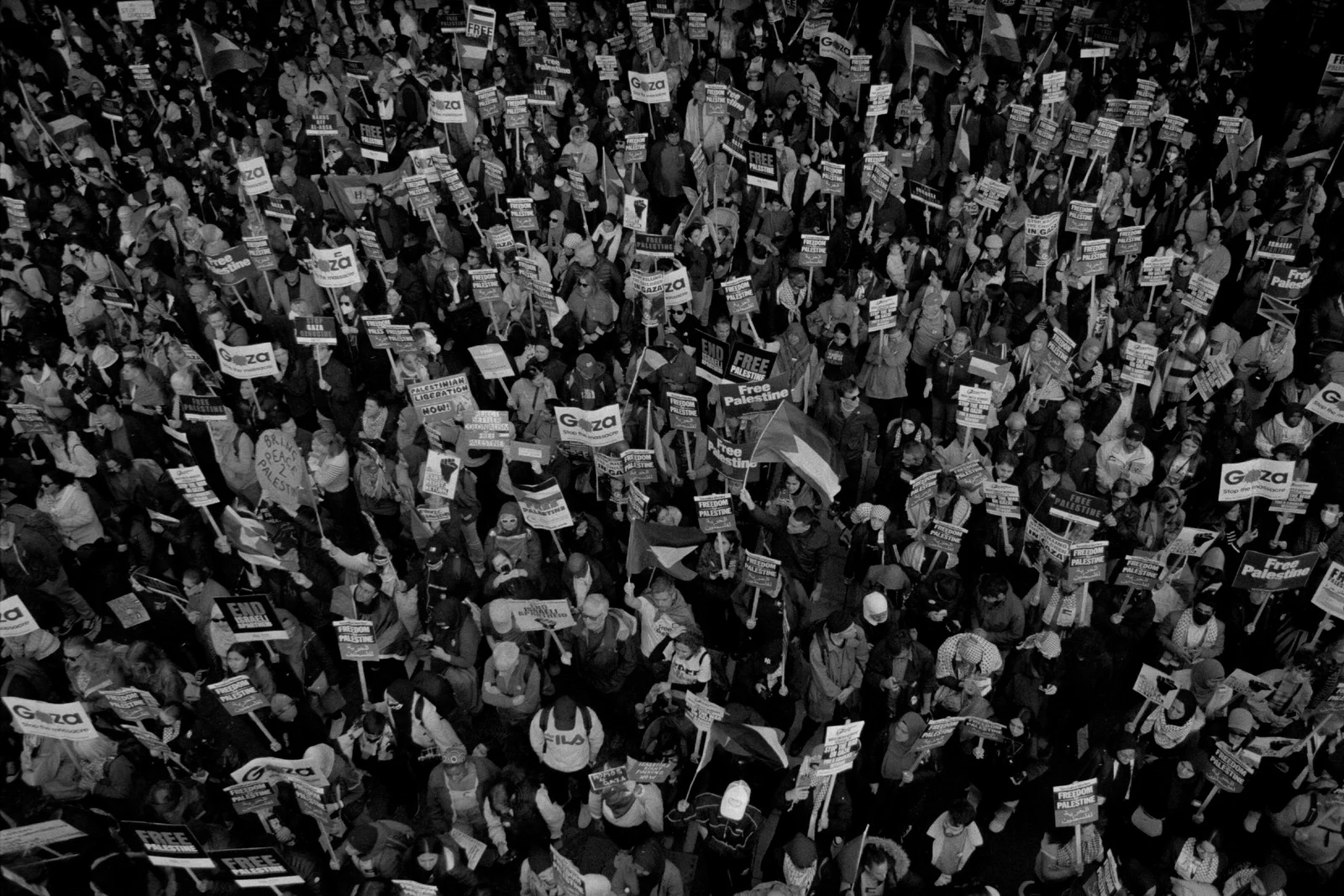 Dış Çatışmaya Karşı Yerel Bir Protestoyu Fotoğraflamak 1 Dis Catismaya Karsi Yerel Bir Protestonun Fotografini Cekmek