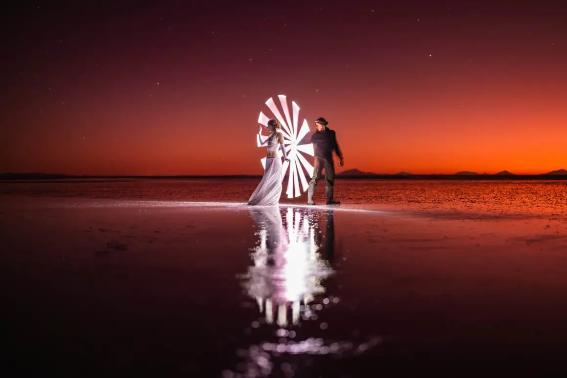 Uyuni'nin Tuz Düzlüklerinde Kızıl Gökyüzü Altında Işıkla Boyama 4 Uyuni Tuz Duzlukleri 002