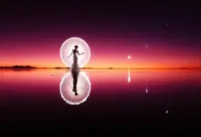 Uyuni'nin Tuz Düzlüklerinde Kızıl Gökyüzü Altında Işıkla Boyama 8 Uyuninin Tuz Duzluklerinde Kizil Gokyuzu Altindaki Isikla Boyamasi